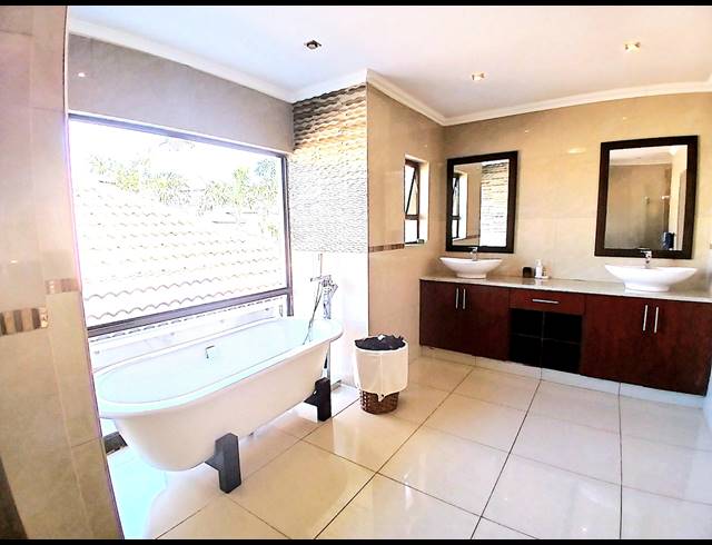 4 BEDROOM GOLF ESTATE FOR SALE IN BLUE VALLEY GOLF ESTATE
